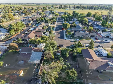 831 Rayser St, Kingsburg, CA 93631