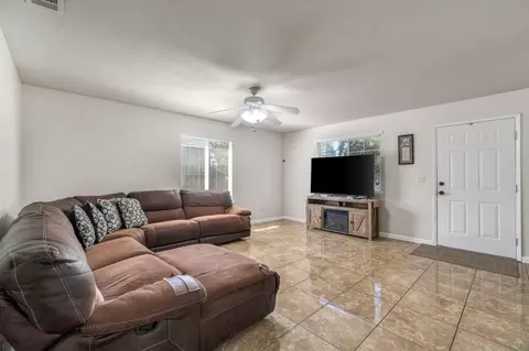1052 Las Casas Ln, Madera, CA 93638 photo 6
