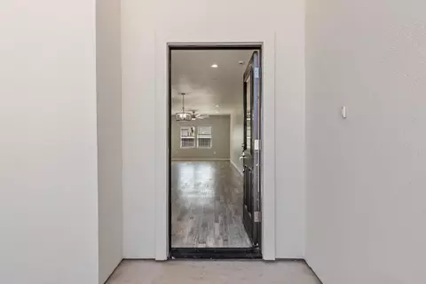 Entry Way - 232 E Roseburg Ave, Modesto, CA 95350 photo 1 of 2