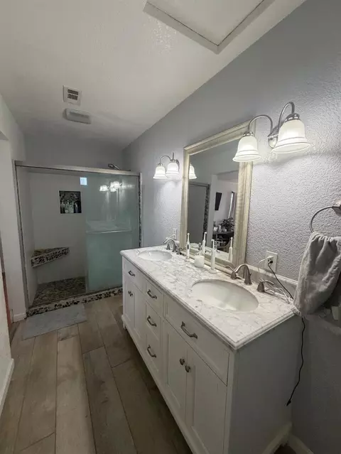 Bath - 5712 E Jahant Rd, Galt, CA 95632 photo 3 of 3