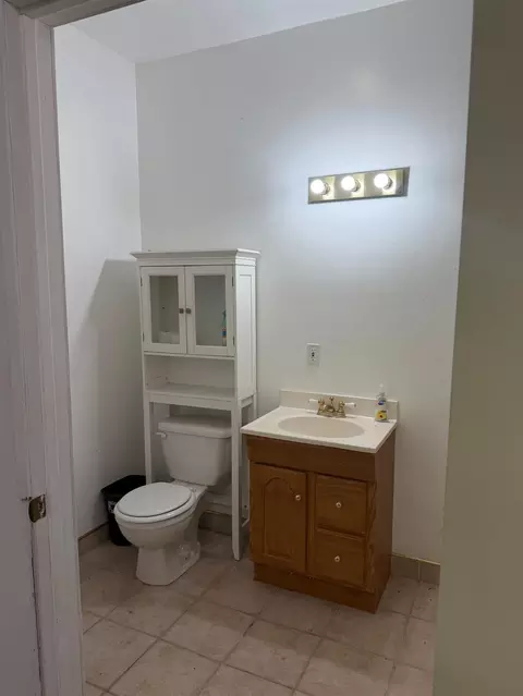 Bath - 5712 E Jahant Rd, Galt, CA 95632 photo 1 of 3
