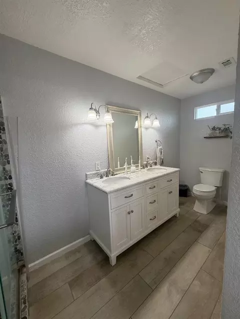 Bath - 5712 E Jahant Rd, Galt, CA 95632 photo 3 of 4
