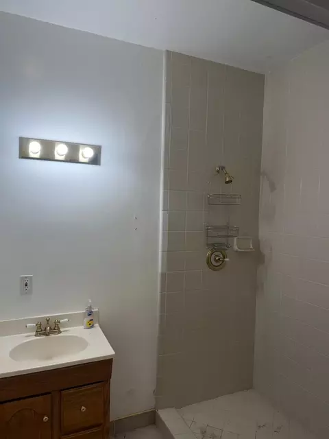 Bath - 5712 E Jahant Rd, Galt, CA 95632 photo 2 of 3