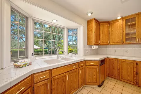 Kitchen - 3557 Bankhead Rd, Loomis, CA 95650 photo 7 of 10