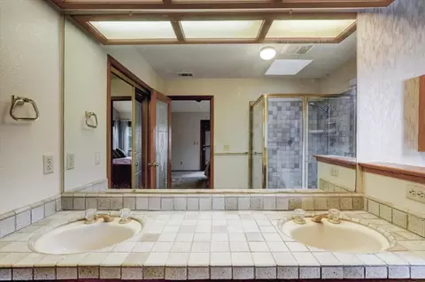 Bath - 5316 Engle Rd, Carmichael, CA 95608 photo 1 of 6