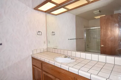 Bath - 5316 Engle Rd, Carmichael, CA 95608 photo 3 of 6