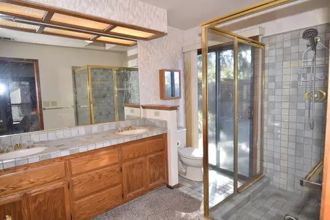 Bath - 5316 Engle Rd, Carmichael, CA 95608 photo 2 of 6