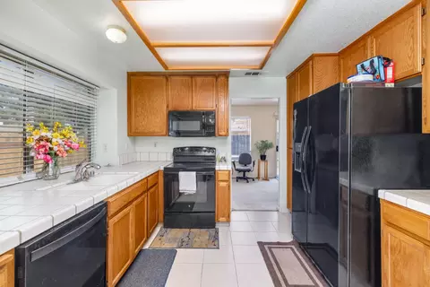 Kitchen - 1637 Fantasy Ct, Modesto, CA 95351 photo 2 of 3