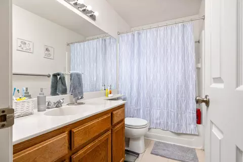 Bath - 1637 Fantasy Ct, Modesto, CA 95351 photo 2 of 3