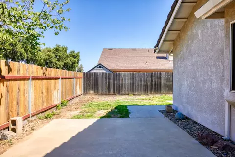 Exterior - 1637 Fantasy Ct, Modesto, CA 95351 photo 9 of 11