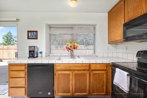 Kitchen - 1637 Fantasy Ct, Modesto, CA 95351 photo 3 of 3