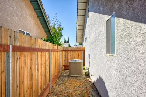 Exterior - 1637 Fantasy Ct, Modesto, CA 95351 photo 10 of 11