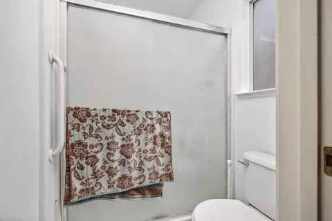 Bath - 1637 Fantasy Ct, Modesto, CA 95351 photo 3 of 3