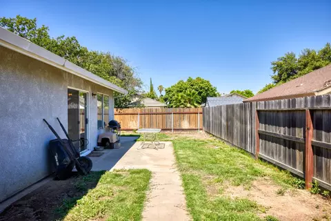 Exterior - 1637 Fantasy Ct, Modesto, CA 95351 photo 7 of 11