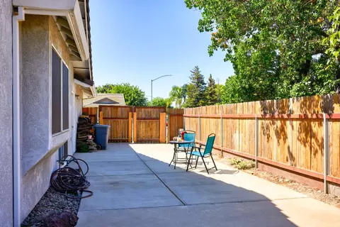 Exterior - 1637 Fantasy Ct, Modesto, CA 95351 photo 5 of 11