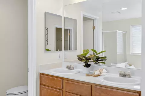 Bath - 1530 Maryclair Dr, Olivehurst, CA 95961 photo 5 of 6