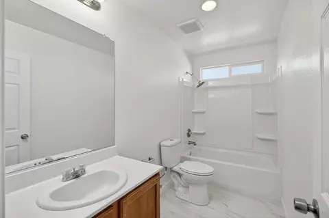 Bath - 1530 Maryclair Dr, Olivehurst, CA 95961 photo 2 of 6