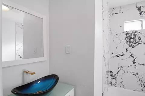 Bath - 816 Dawn Dr, Modesto, CA 95350 photo 1 of 2