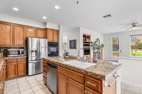 Kitchen - 544 Glenbriar Cir, Tracy, CA 95377 photo 5 of 8
