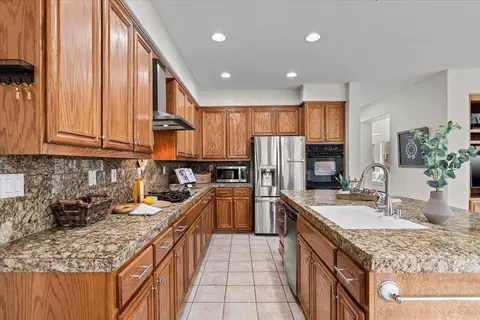 Kitchen - 544 Glenbriar Cir, Tracy, CA 95377 photo 4 of 8