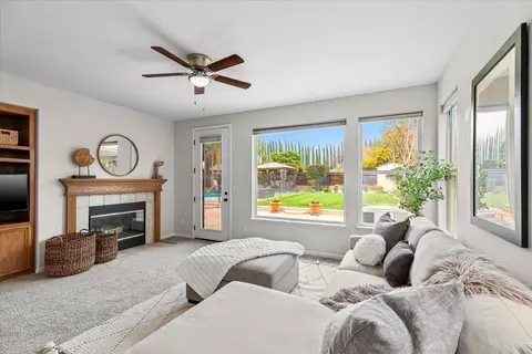 Living - 544 Glenbriar Cir, Tracy, CA 95377 photo 4 of 5