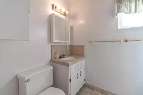 Bath - 1250 Slayton Dr, Manteca, CA 95336 photo 2 of 2
