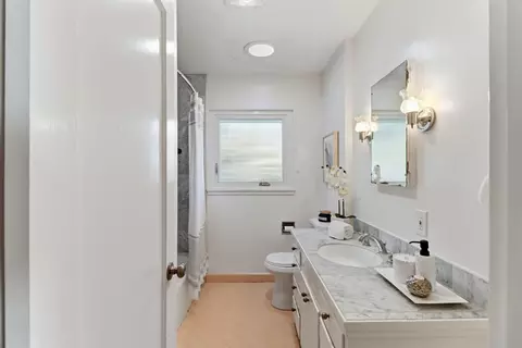 Bath - 709 A St, Davis, CA 95616 photo 2 of 6