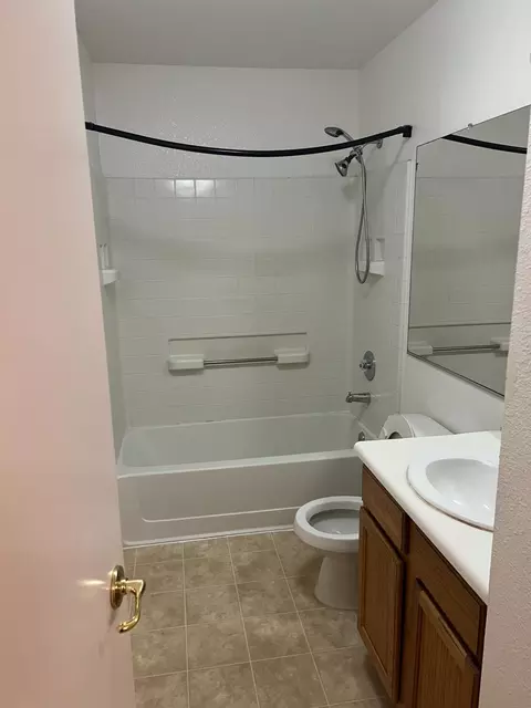 Bath - 565 Peerless Way #302, Tracy, CA 95376 photo 2 of 2