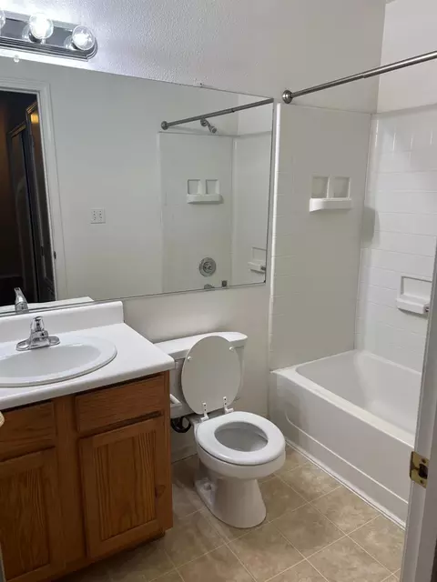 Bath - 565 Peerless Way #302, Tracy, CA 95376 photo 1 of 2