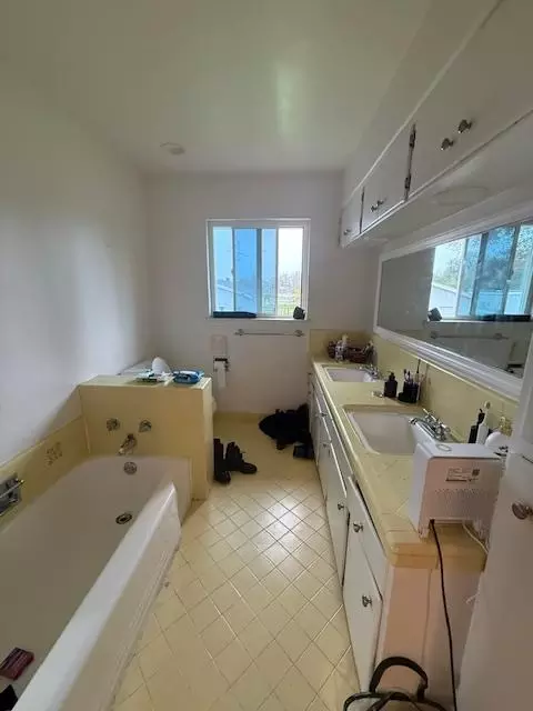 Bath - 9032 Cherry Ave, Orangevale, CA 95662 photo 4 of 5