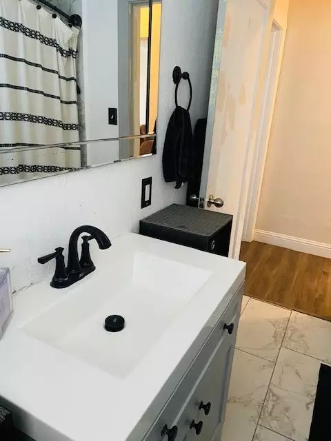 Bath - 1321 Vernon Ave, Modesto, CA 95351 photo 2 of 2