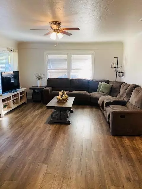 Living - 1321 Vernon Ave, Modesto, CA 95351 photo 2 of 3