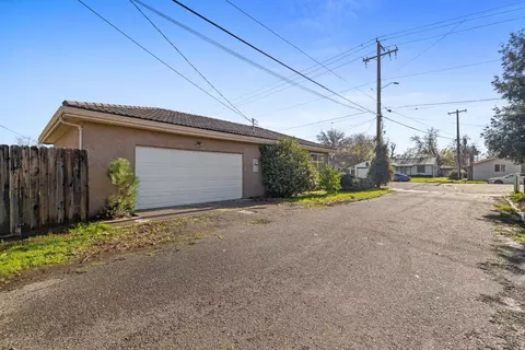 Exterior - 515 E St, Galt, CA 95632 photo 3 of 6