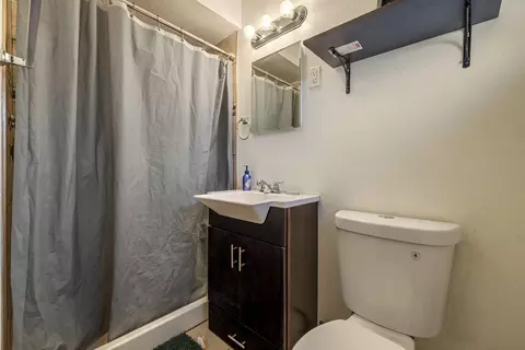 Bath - 515 E St, Galt, CA 95632 photo 3 of 3