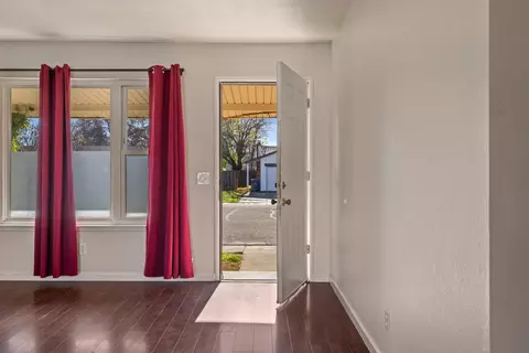 Entry Way - 515 E St, Galt, CA 95632 photo 2 of 13