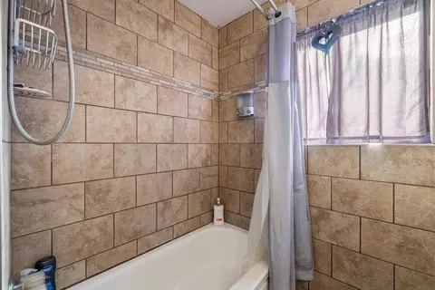 Bath - 515 E St, Galt, CA 95632 photo 2 of 3