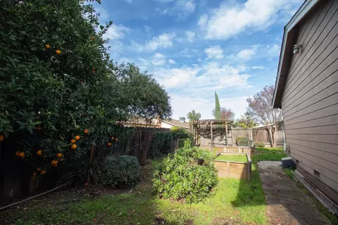 Exterior - 209 Ridge Dr, Lodi, CA 95240 photo 3 of 5