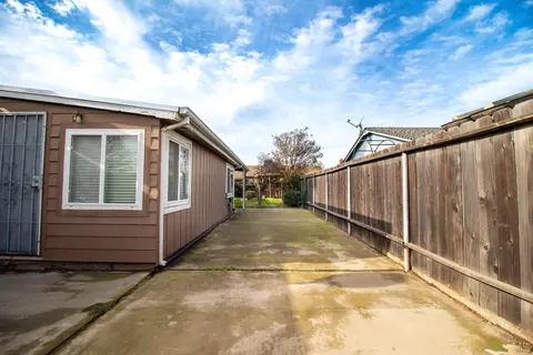 Exterior - 209 Ridge Dr, Lodi, CA 95240 photo 4 of 5