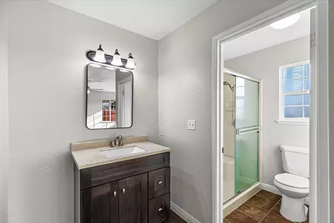 Bath - 1332 Bluejay Way, Modesto, CA 95351 photo 3 of 5