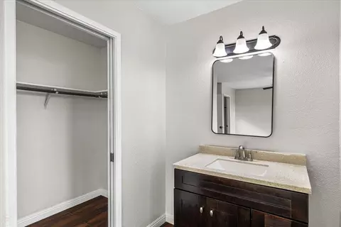 Bath - 1332 Bluejay Way, Modesto, CA 95351 photo 2 of 5