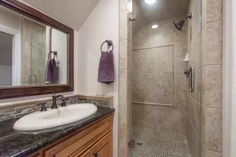 Bath - 1111 Brighton Way, Lodi, CA 95242 photo 11 of 13