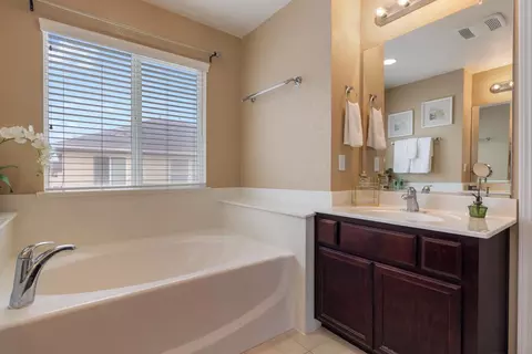Bath - 1447 Summerwind Ln, Manteca, CA 95337 photo 2 of 4