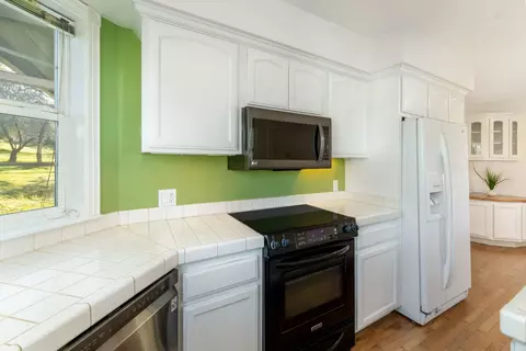 Kitchen - 16004 Perimeter Rd, Grass Valley, CA 95949 photo 4 of 7