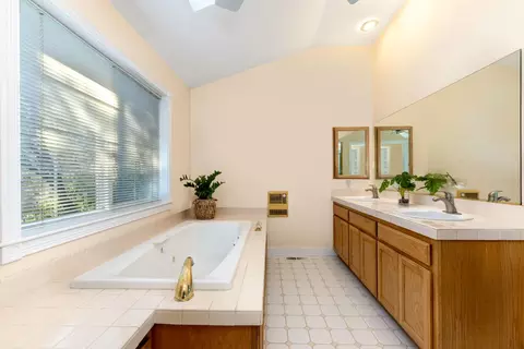 Bath - 16004 Perimeter Rd, Grass Valley, CA 95949 photo 3 of 5
