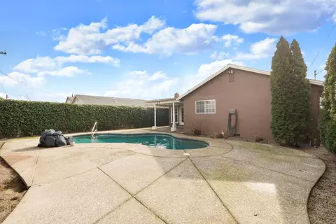 Exterior - 1525 W Vine St, Lodi, CA 95242 photo 4 of 8