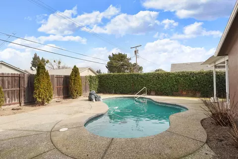 Exterior - 1525 W Vine St, Lodi, CA 95242 photo 5 of 8