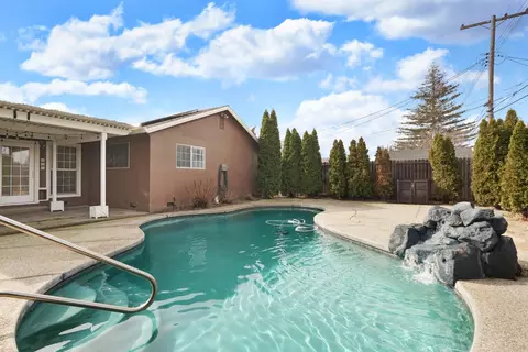 Exterior - 1525 W Vine St, Lodi, CA 95242 photo 7 of 8