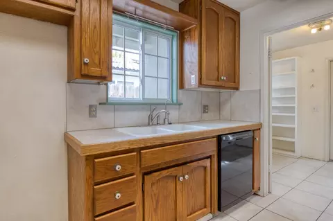 Kitchen - 1501 Bella Terra Dr, Modesto, CA 95355 photo 2 of 3