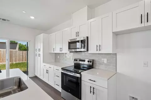 Kitchen - 1633 Hansen Ranch Rd, Olivehurst, CA 95961 photo 4 of 6