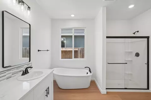 Bath - 1639 Hansen Ranch Rd, Olivehurst, CA 95961 photo 4 of 7
